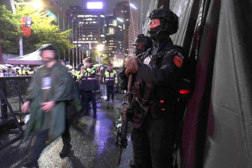 En muchas de las celebraciones públicas del Año Nuevo hay una fuerte presencia policial debido a ataques en esta fecha en el pasado. Como en Nueva Orleans el 1 de enero de 2025 que se registró un atropellamiento masivo.
<br>
<br>En la imagen la policía monta guardia durante la celebración de la fiesta de Año Nuevo de Taipéi en Taiwán.