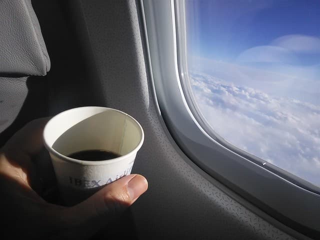 Esta es la razón por la que dejarás de tomar el té o café que ofrecen las aerolíneas durante un vuelo