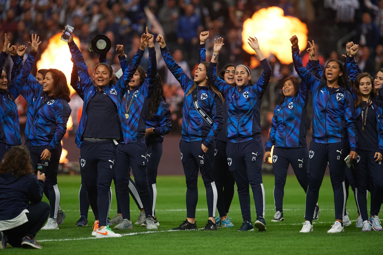 Rayadas, campeonas de la Liga MX Femenil, acudieron a festejar su título con la afición y alentaron a sus compañeros.