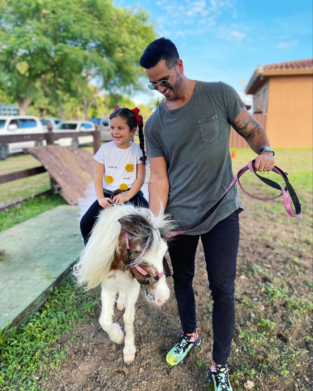 Chef Yisus pasó el primer fin de semana de 2020 con sus pequeñas hijas Anabella y Silvana en el sur de Florida. Las pequeñas disfrutaron de un paseo en pony guiado por su papá.