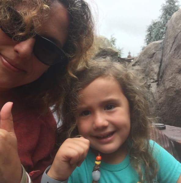 Agélica y Angeliquita posaron divertidas en la montaña rusa de los siete enanos.