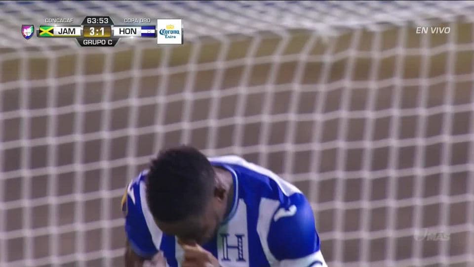 Tiro desviado de Maynor Figueroa