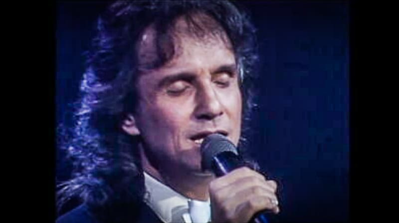 Finalmente, el público se puso de pie para homenajear a Roberto Carlos, una de las últimas interpretaciones de esa noche.