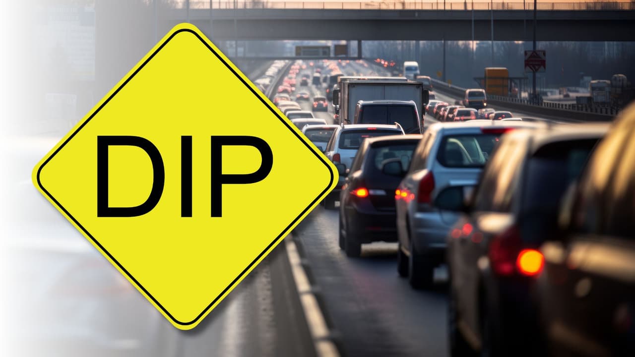 <h3 class="cms-H3-H3">La señal amarilla DIP aparece donde la carretera engaña</h3> A simple vista todo parece normal, pero 
<b>unos metros más adelante el pavimento se hunde de golpe. </b>
<br>Si el conductor entra rápido, el golpe
<b> se siente en el volante, en la suspensión y, a veces, en el susto.</b> 
<br>👉🏻 Por eso la advertencia es clara: 
<b>reduzca la velocidad. </b>
<br>No se trata de una pendiente larga ni de una curva, es un hundimiento corto y repentino 
<b>que puede afectar el control del vehículo.</b>