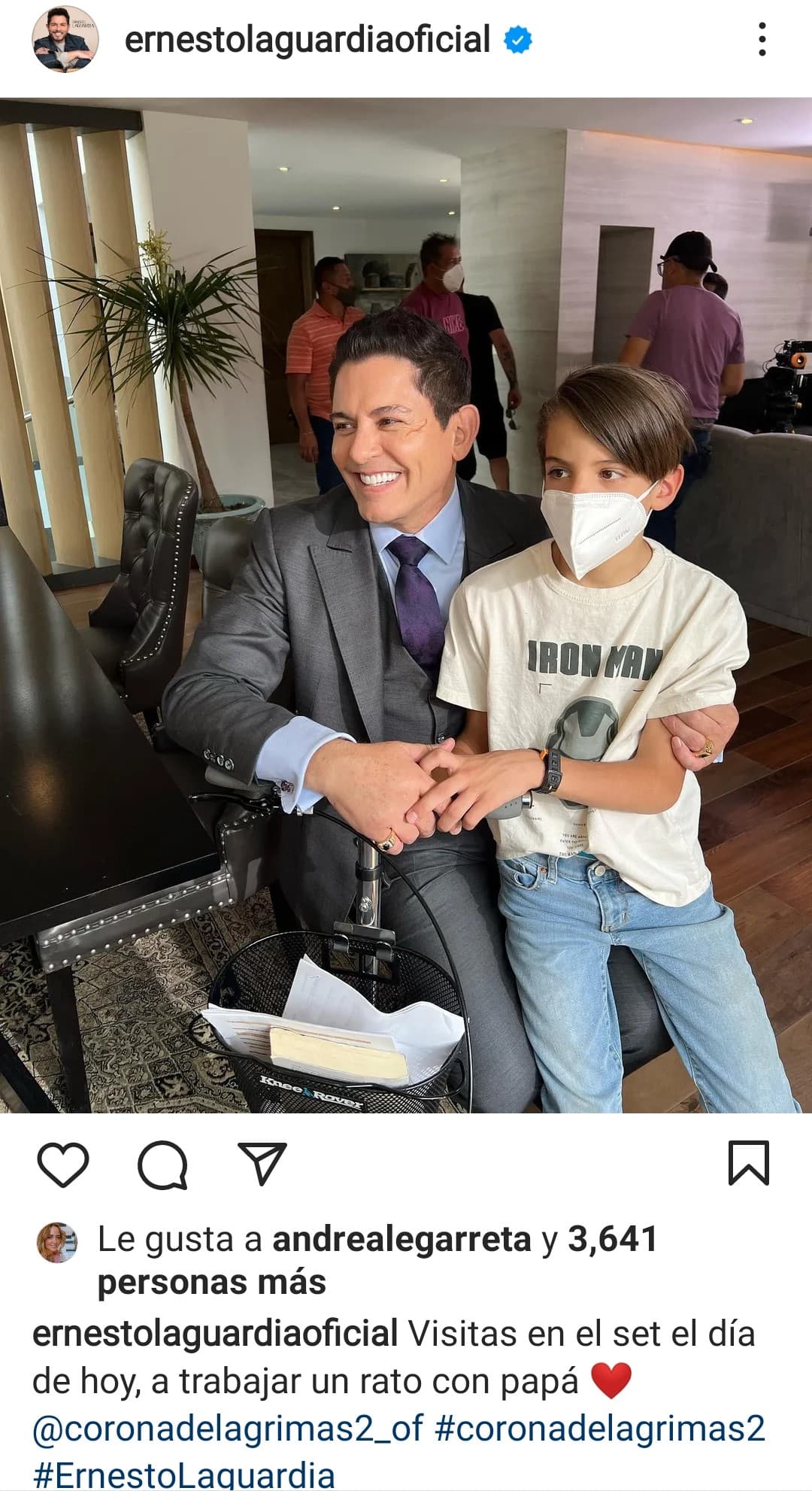 Su familia lo motiva a seguir a pesar de las adversidades, como esta vez que su hijo menor lo acompañó a los foros después de la caída.