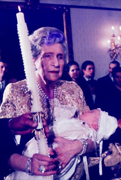 El 8 de febrero de ese año, la Reina Victoria Eugenia vuelve a España después de 37 años de exilio para ser su madrina en el bautizo,