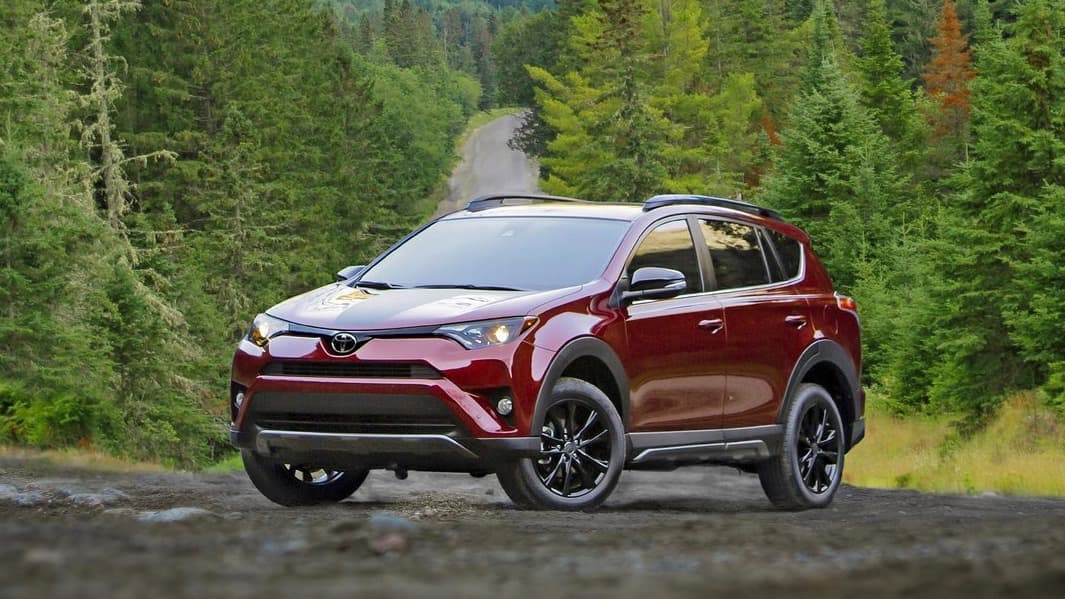 <h3 class="cms-h3-H3"><b>4. Toyota RAV4</b></h3>
<br>
<br>En 2017 la camioneta crossover compacta de Toyota tomó por asalto el trono como
<b>el vehículo de pasajeros más vendido en Estados Unidos</b> de las manos del Camry, su compañero de establo, el cual lo había mantenido ininterrumpidamente por los últimos 15 años. En 2017 Toyota vendió
<b> 407,594 unidades</b> de la RAV4 lo que representó un
<b> salto del 15.7%</b> en relación a sus ventas en 2016 lo que le hizo ganar
<b> 4 puestos</b> en esta lista.