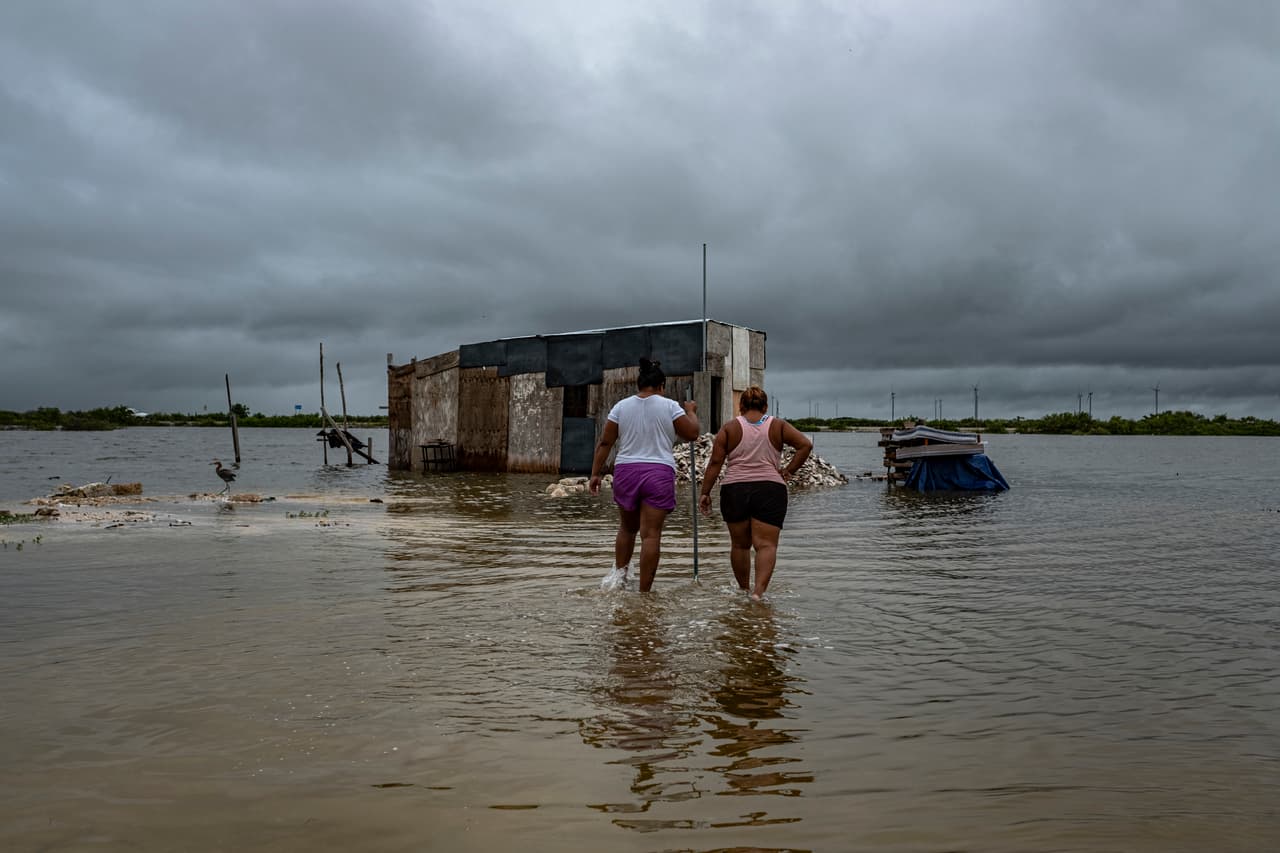 En la tarde del martes comenzaron a llegar las lluvias a la Península de Yucatán y algunas casas comenzaron a inundarse. Aunque Delta disminuyó su fuerza al acercarse a la costa, los meteorólogos advirtieron que seguía siendo un fenómeno extremadamente peligroso que tomará fuerza una vez que se adentre en el Golfo de México.