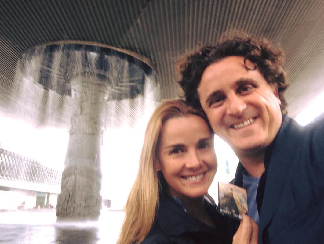 "Alex me recordó que lo había comprado, y fuimos por él", prosiguió, "me lo arregló una modista y quedó lindo. Cuando me lo puse me sentía feliz, pero 
<b>yo me hubiera casado hasta en jeans</b>, porque lo más importante ni siquiera era la ropa". 
<br>