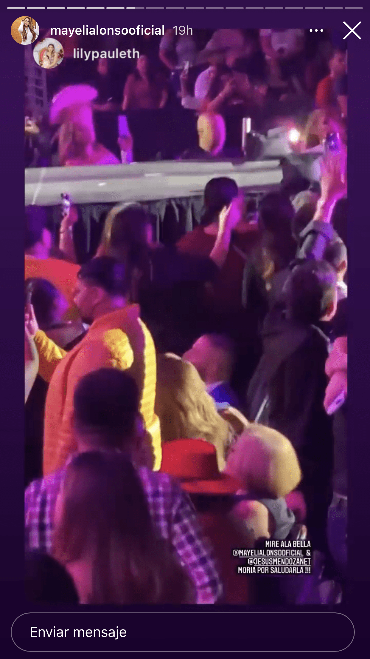 Los dos estuvieron entre el público mientras disfrutaron de la música 
<b><a href="https://www.univision.com/famosos/si-no-puede-visitarla-lame-su-foto-jesus-mendoza-le-deja-saber-a-mayeli-alonso-que-la-extrana-video" target="_blank">entre abrazos y risas. </a></b>