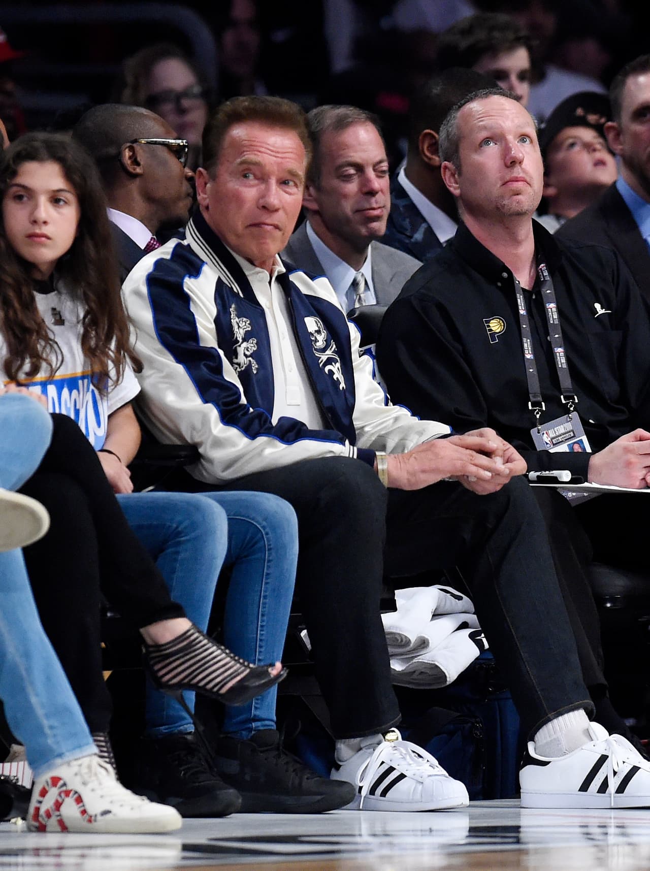 Si de actores se trata, el popular Arnold Schwarzenegger también fue espectador de lujo en el NBA All-Star Game.