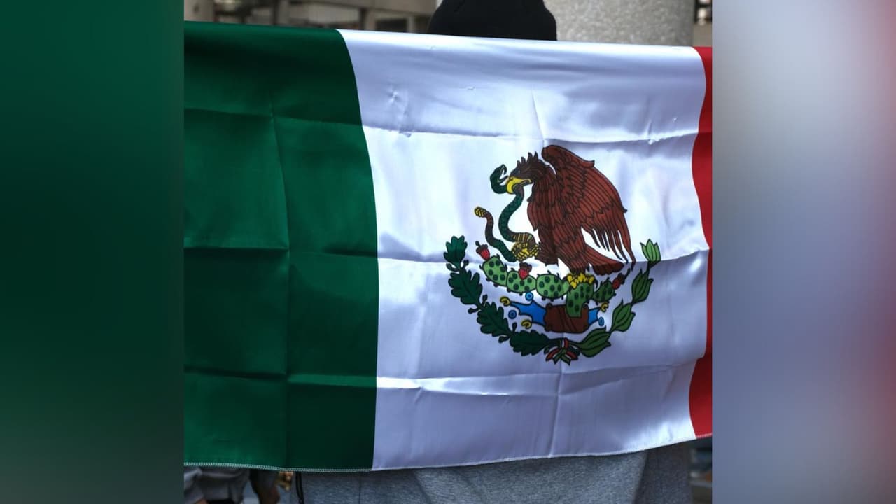 La bandera de México también estuvo presente durante la manifestación y la sostuvieron los estudiantes. "Esta es una violación terrible de nuestros derechos como estudiantes", dijo una de las manifestantes tras las políticas de ICE y la posibilidad de que alguna vez puedan entrar al campus de UTSA.