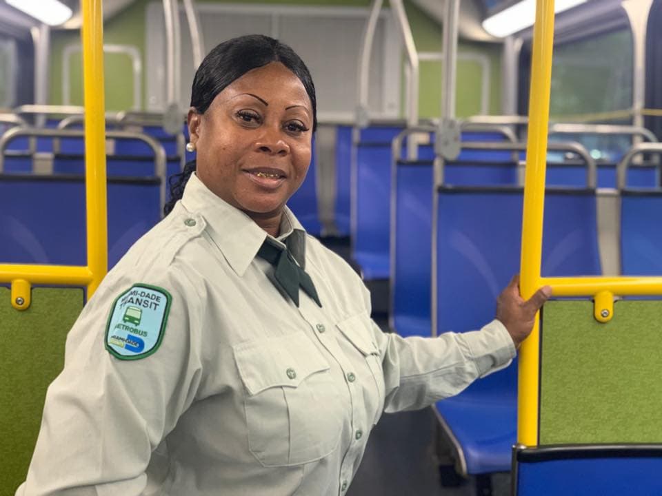 La llaman la 'super heroína' del metrobus de Miami-Dade después de salvarle la vida a un pasajero 