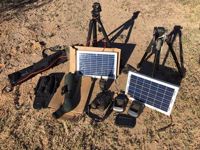 Elementos de la CBP detectaron a principios de abril a presuntos espías de un cartel de la droga que opera en la zona limítrofe entre México y Arizona. Se trata de nueve mexicanos que tenían avanzados dispositivos de vigilancia: paneles solares, radios, telescopios y binoculares de alto alcance. Se colocaron en un lugar estratégico cerca de Camp Grip para observar los movimientos de los oficiales y enviar información a los transportistas del cartel.