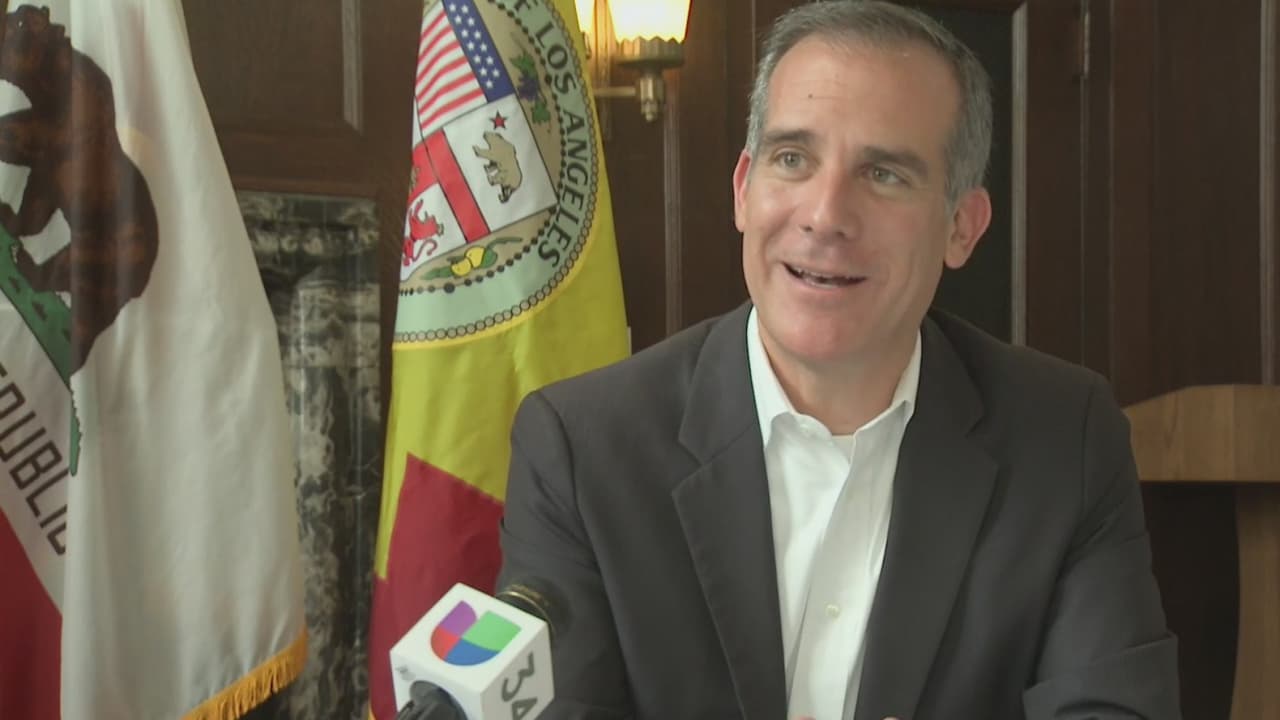 Los Ángeles cierra centros de entretenimiento y limita el servicio de restaurantes debido al coronavirus