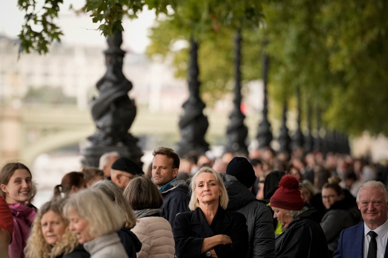 La fila de personas para entrar al palacio de Westminster a despedirse de la reina Isabel II.