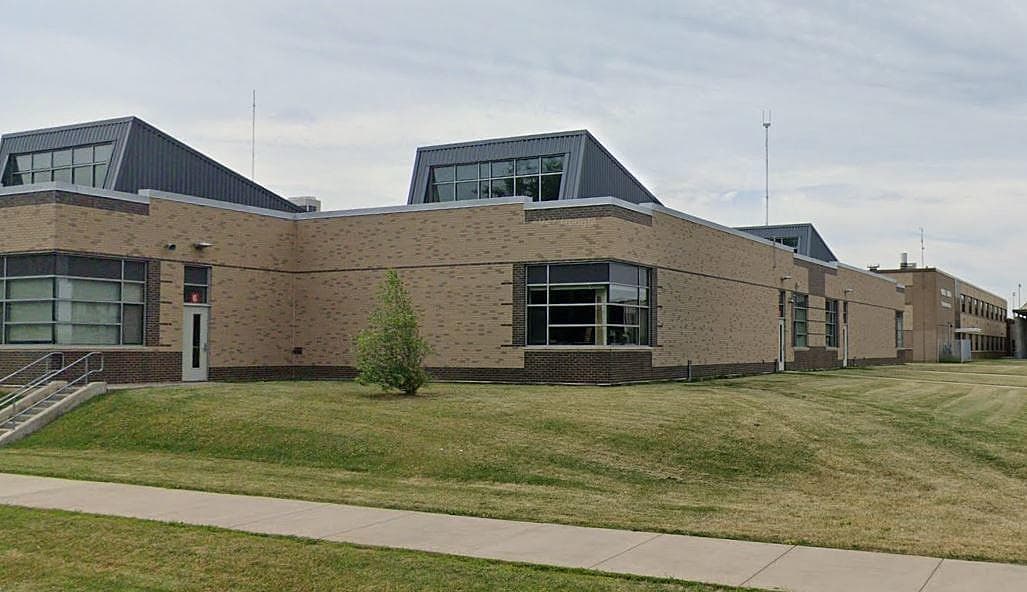 <b>Escuela secundaria superior de</b>
<b>Grand Island:</b> la escuela secundaria de Grand Island obtuvo una calificación general de A. Obtuvó buenas calificaciones en las siguientes categorías: maestros, salud y seguridad, y club y actividades.
<br>