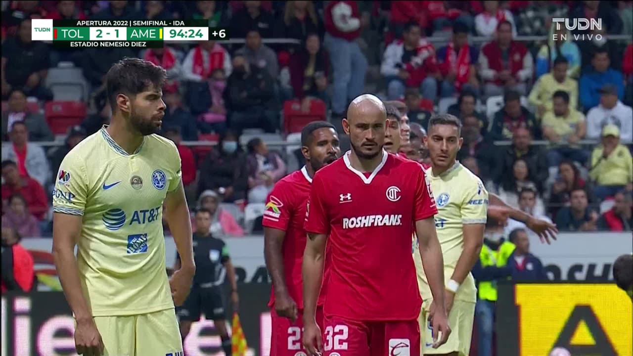 ¡TIRO ATAJADO! disparo por Roger Martínez.