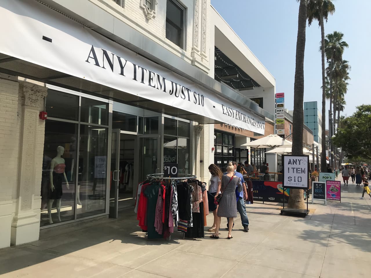 "Son tiempos inciertos", dijo una de las compradoras dentro de un establecimiento que ya no tiene nombre y que anuncia que las piezas de "ropa de diseñador" son vendidas a 10 dólares, cada una.