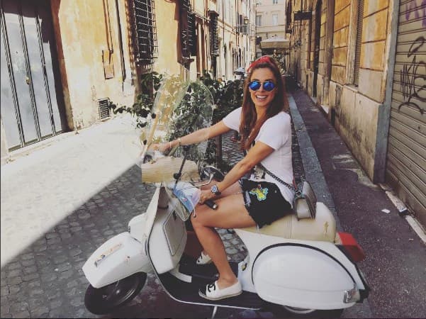 Galilea está fascinada con las calles de Roma, Italia.