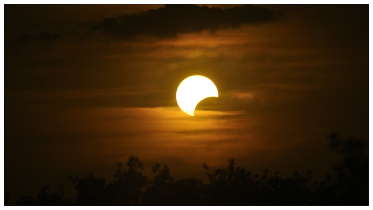 Space.com informa que en un eclipse lunar, las temperaturas bajan drásticamente. “De hecho, el choque térmico resultante puede hacer que las rocas lunares se desmoronen y el gas escape del interior de la Luna”.