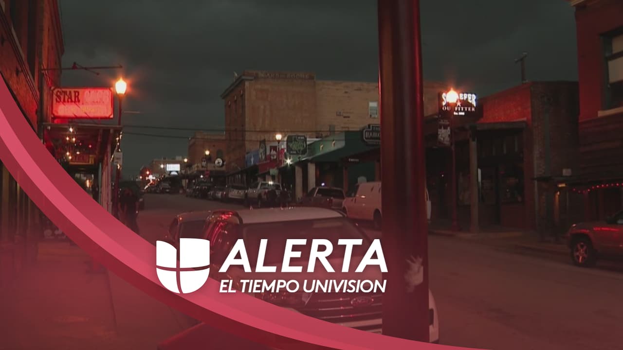 El norte de Texas se vio afectado por el paso de una tormenta que estuvo acompañado con intensas lluvias. En Fort Worth el mal tiempo llegó sobre las 5:30 pm, lo que obligó a los comercios a cerrar rápidamente, además, las condiciones ventosas generaron pánico entre la comunidad ante el fuerte sonido de los vientos.