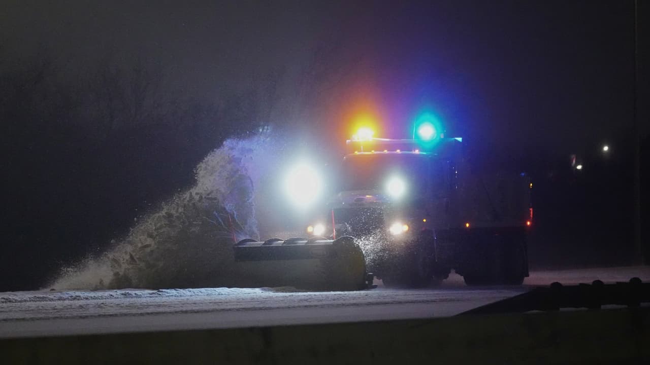 <h3 class="cms-H3-H3">Qué pasó</h3> El norte de Texas amaneció este domingo bajo 
<a href="https://www.univision.com/local/dallas-kuvn/frente-artico-norte-texas-posible-hielo-temperaturas-bajo-cero-este-fin-de-semana-del-23-al-26-de-enero-de-2026" target="_blank">el impacto de una tormenta invernal <b>que dejó hielo, aguanieve y nieve ligera</b></a>
<b> en amplias zonas del área de Dallas - Fort Worth</b>. 
<br>
<b>La precipitación invernal acumulada rondó las dos pulgadas</b>, de acuerdo con nuestra experta del tiempo Angela Del Río, lo que generó 
<b>condiciones peligrosas en calles y carreteras desde las primeras horas del día</b>.
<br>Aunque la intensidad de la tormenta disminuyó con el paso de las horas,
<b> el riesgo no desapareció.</b> 
<br>El hielo que quedó sobre el pavimento se convirtió en 
<b>el principal problema para conductores y peatones.</b>