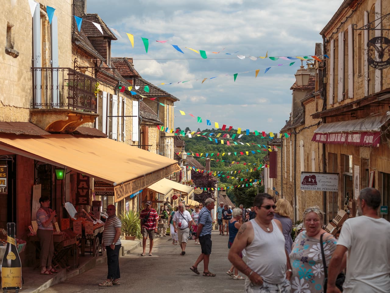 <b>Puesto 8: Francia. </b>Retirarse en ciudades grandes como París o Lyon sería una opción costosa, sin embargo, Francia está llena de regiones asequibles. En lugares como Normandía, Bretaña, Dordoña (en la foto) y Occitania una pareja puede vivir cómodamente por menos de 2,500 dólares al mes y en ciertas áreas puede comprar una casa de dos cuartos y un baño por menos de 150,000 dólares. Después de tres meses de residencia los extranjeros son elegibles para la cobertura médica universal. Esto significa un reembolso del 70% de las consultas médicas y de hasta el 100% de los medicamentos.
<br>