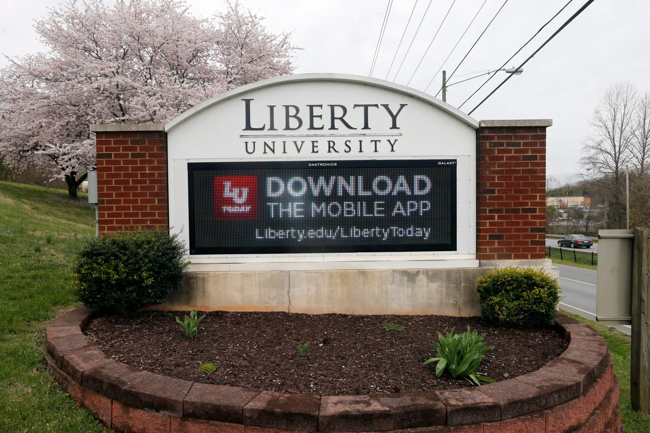 Una señal marca la entrada de la Liberty University este martes, 24 de marzo de 2020.