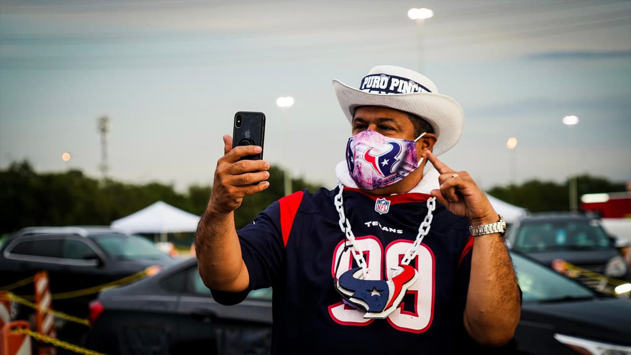 Todos deben mantener su distancia social y usar mascarillas. Solo se permitió la entrada de 100 vehículos, lo que en teoría sería una asistencia de 400 personas.