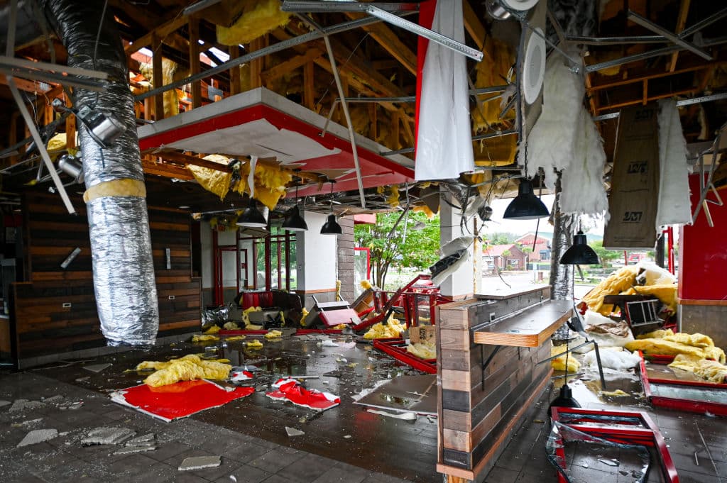 El Arby's, localizado cerca de la autopista 52, tendrá que ser reconstruido. Un Walmart cercano también resultó con daños, pero menores.