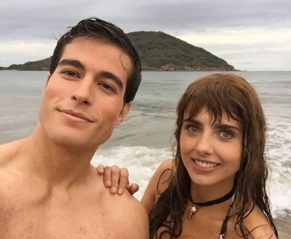 Además tiene que viajar constantemente a Mazatlán, Sinaloa, lugar donde se desarrolla la historia.