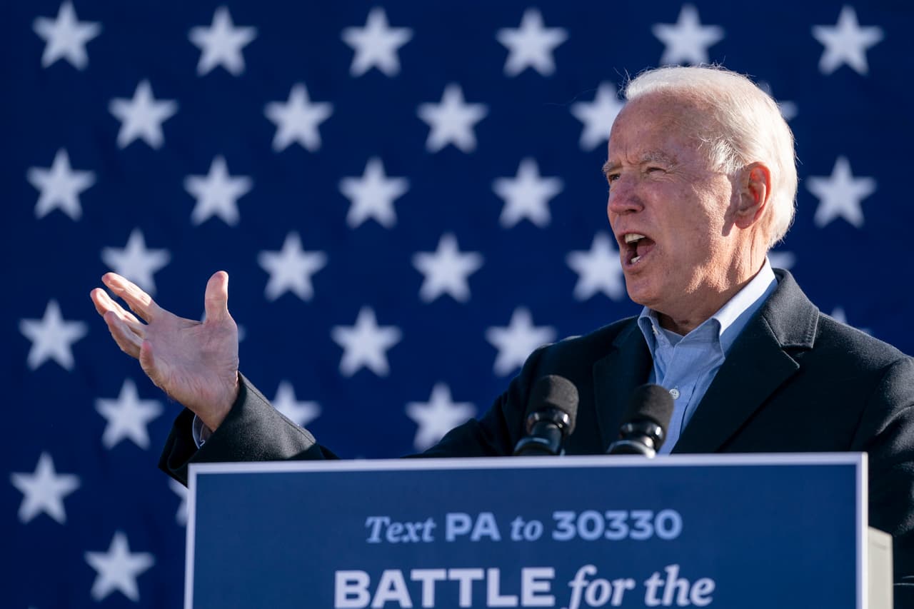 La segunda parada de Joe Biden fue en el Community College of Beaver County en Monaca, Pennsylvania.
<b>El demócrata se concentró en un estado clave en la carrera presidencial.</b> En 2016, Donald Trump ganó Pennsylvania por un estrecho margen.
<br>
<br>A través de
<a href="http://uni.vi/luJf102r25w " target="_blank">su cuenta de Twitter</a>, Trump criticó la decisión de la Corte Suprema que permitirá contar algunas papeletas por correo en Pennsylvania hasta tres días después del 3 de noviembre.
<b>"Es muy peligrosa (...) y permitirá mucho fraude sin que nadie haga nada y socavará todo nuestro sistema de leyes. </b>También provocará violencia en las calles. ¡Algo tiene que hacerse!”, dijo el presidente.
<br>
<br>