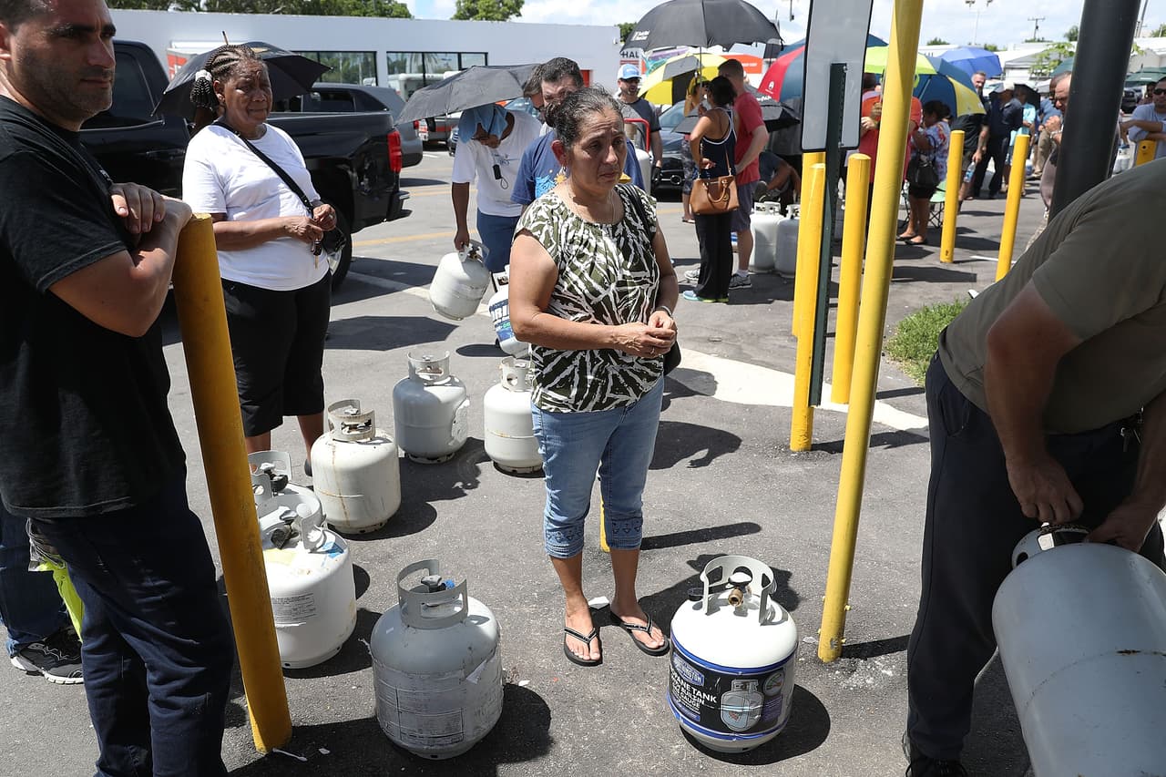 Una fila larga para comprar gas doméstico en un suburbio de Miami. Irma se sentirá en Puerto Rico a partir del mediodía del miércoles y pasará a unas 40 millas al norte de la isla.
