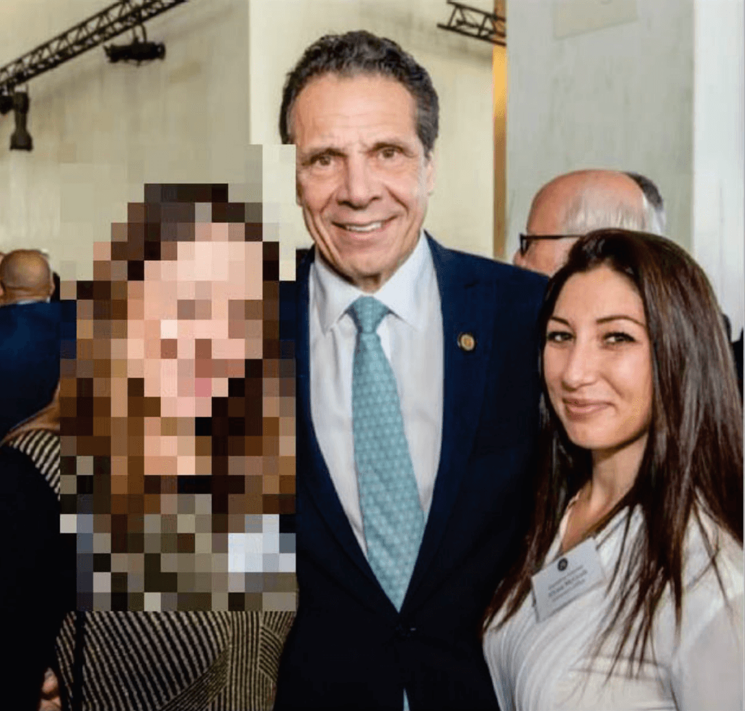 La mujer afirmó que algunos de los tocamientos se produjeron en el marco de interacciones generales que incluían abrazos, saludos y toma de fotografías, mientras que "otros incidentes incluyeron tocamientos intencionados y agarre de partes privadas, incluyendo el trasero y el pecho".