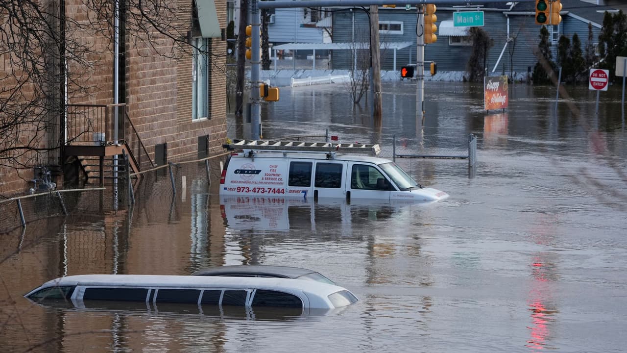 La tormenta invernal dejó precipitaciones de alrededor de 2 pulgadas y causó inundaciones en varios pueblos de Nueva Jersey y algunas zonas de Nueva York. Advierten por el posible desborde del río Passaic en las próximas horas.