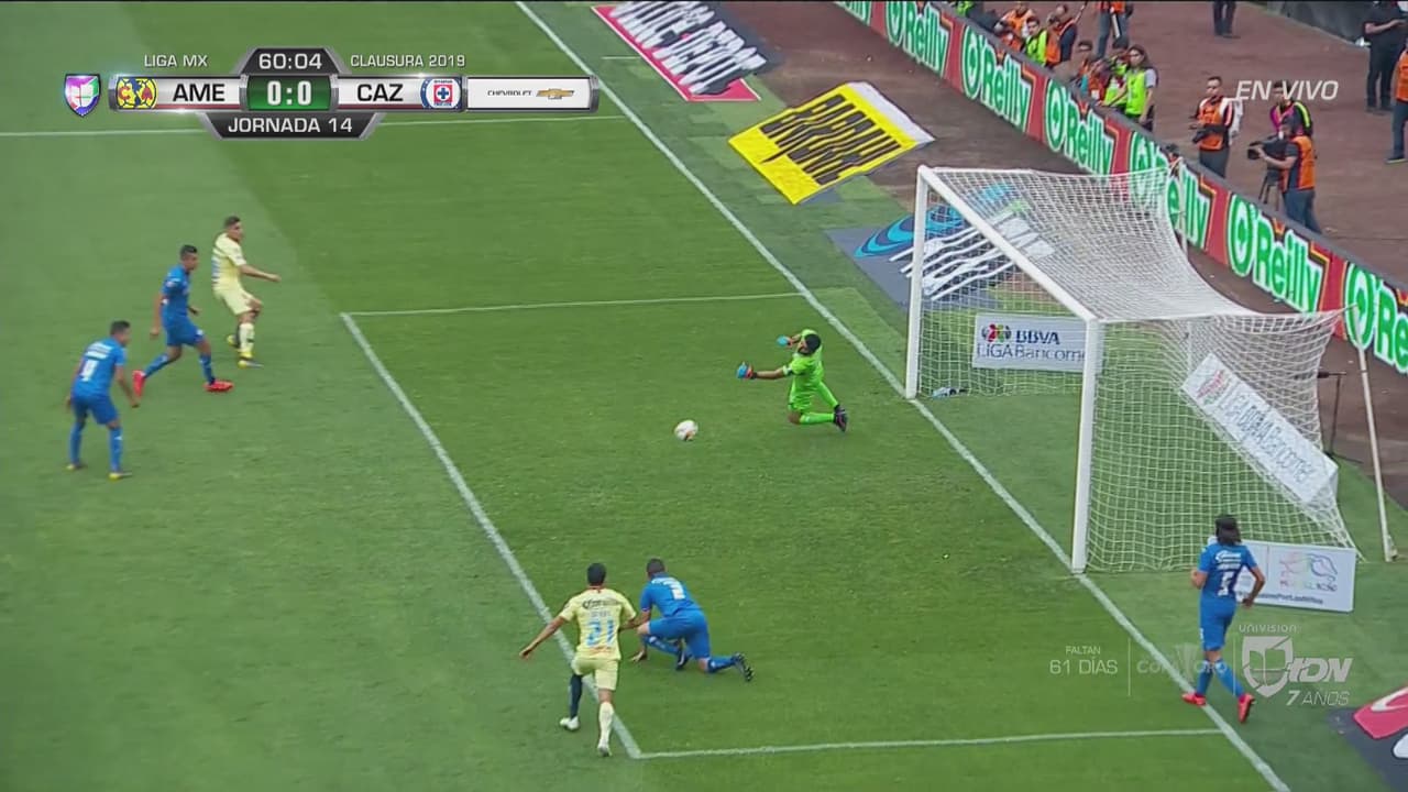 Corona salva a Cruz Azul tras un increíble error de la zaga celeste