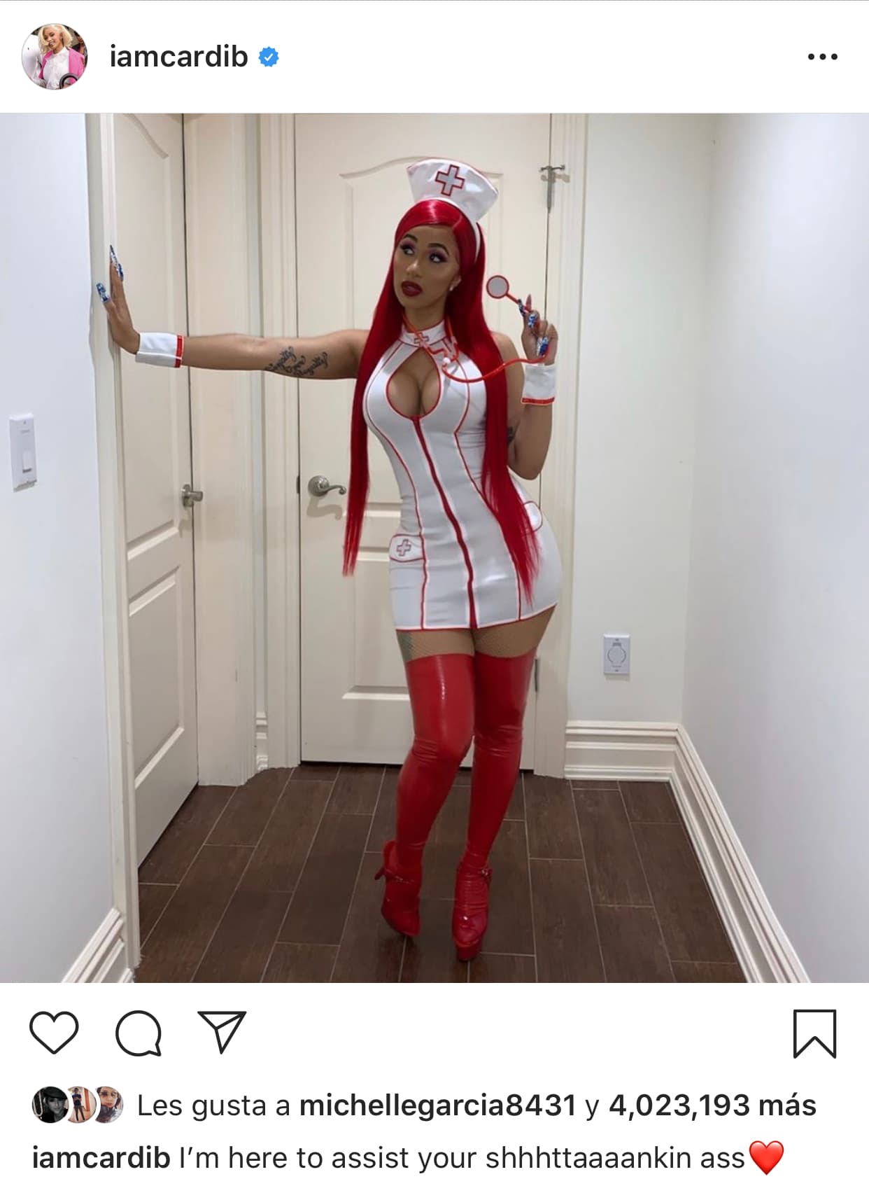 La rapera Cardi B optó por un disfraz de enfermera muy a su estilo descotado.