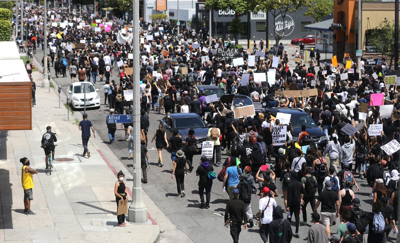 Un gran grupo de personas se reunió en la zona de Fairfax bloqueando el tráfico en la intersección entre la calle 3rd y Fairfax Avenue. Otros grupos se reunieron en parques cerca del Beverly Grove y en la zona de Mid-Wilshire.