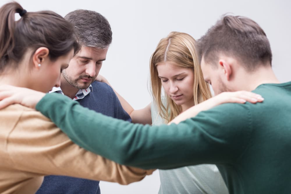 No significa literalmente que armemos una 'cadena' de personas o que tengamos que estar en un grupo de gente o comunidad todos reunidos para rezar, como en los que se llaman 'prayer circles', en donde se juntan muchas personas para rezar. Por supuesto que funcionan y son recomendables, pero una sola persona también puede ser partícipe de una cadena de oración, por sí sola, en su casa.