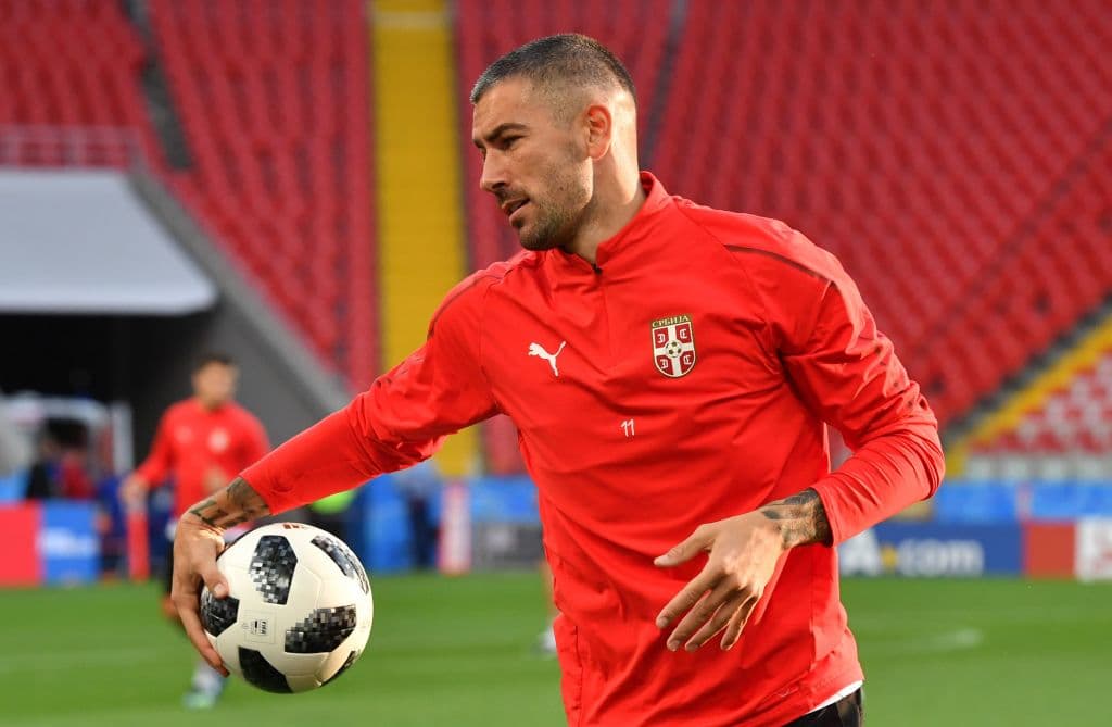 El defensa central de la AS Roma y capitán del escuadrón serbio, Aleksandr Kolarovic, sostiene un balón en su mano en la práctica final previo al duelo ante Brasil. Serbia requiere de su liderazgo.
