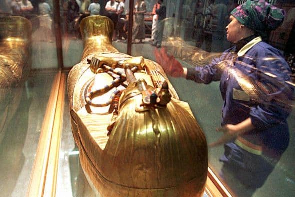 Casi todos los que profanaron la tumba egipcia de Tutankhamun fueron muriendo poco a poco, apuntó el periodista Juan Manuel Cao. ¿Hay alguna similaritud con la apertura de la tumba de Bolívar?