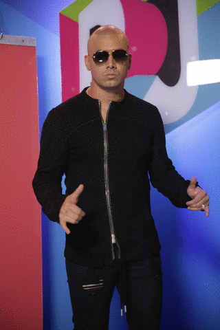 El intérprete de "Vacaciones" tampoco se quedó atrás al momento de posar en la alfombra de Premios Juventud.