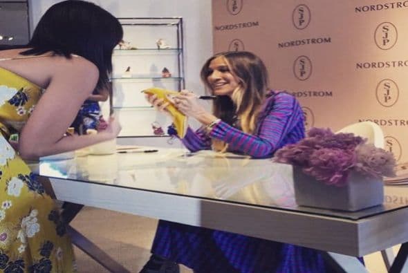 La eterna Carrie Bradshaw llegó a la Isla para presentar su colección de zapatos y conocer sus fans. (fotos: Twitter)