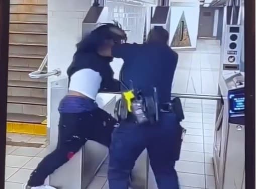 Joven de 16 años golpea a policía en el Metro de Nueva York