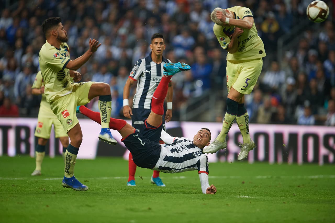 De repente, cuando el tiempo expiraba llegó una genialidad a las que nos tiene acostumbrados con una magnífica chilena que terminó en el fondo de las redes.