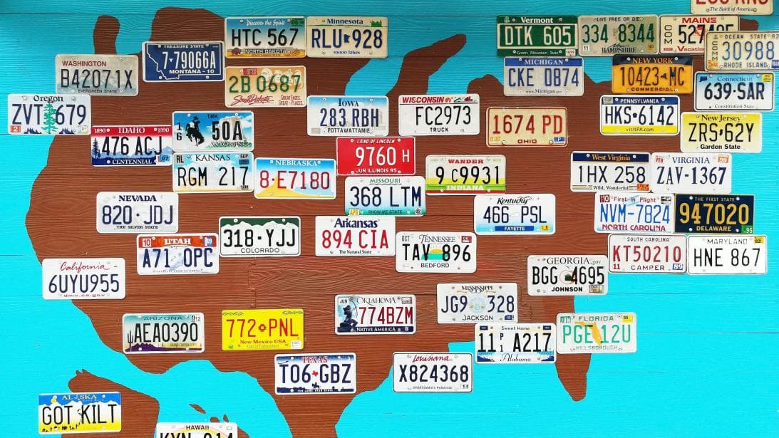 Según un estudio de
<b><a href="https://media.bizj.us/view/img/10360454/inrix2016trafficscorecarden.pdf" target="_blank">INRIX</a></b>, una compañía especializada en servicios de conectividad automotriz y análisis de datos el conductor promedio en EEUU pierde
<b>1,400 dólares al año </b>por causa del tráfico, lo que lo convierte en algo mucho más grave que una simple inconveniencia. Sin embargo el tiempo en llegar del punto A al punto B es apenas uno de los factores para evaluar la calidad del tráfico en un área determinada. La calidad de la infraestructura vial y la seguridad de las vías también juegan un papel importante. El sitio web de análisis financiero
<b><a href="https://wallethub.com/edu/best-worst-states-to-drive-in/43012/" target="_blank">WalletHub.com</a></b> determinó
<b>23 indicadores claves de un buen tránsito</b> y los usó para clasificar la calidad de manejo en cada uno de los estados de la nación. Estos fueron , en orden decreciente, los 10 mejores estados para conducir en EEUU.