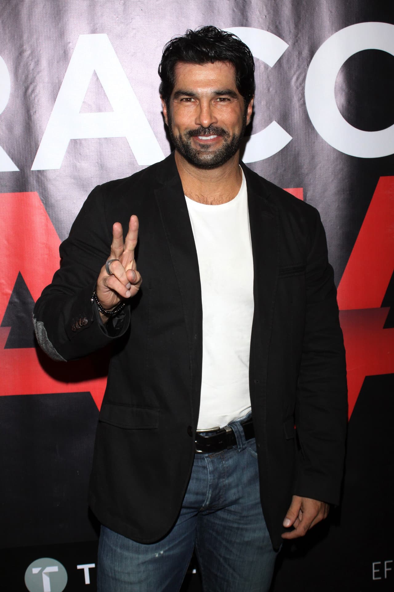 El actor, quien profesa la fe cristiana, cree que este tipo de situaciones pueden ser consideradas avisos de 
<b><a href="https://www.univision.com/noticias/religion/anuncian-nuevamente-el-fin-del-mundo-y-la-nasa-otra-vez-lo-desmiente" target="_blank">un cercano fin del mundo. </a></b>
<br>