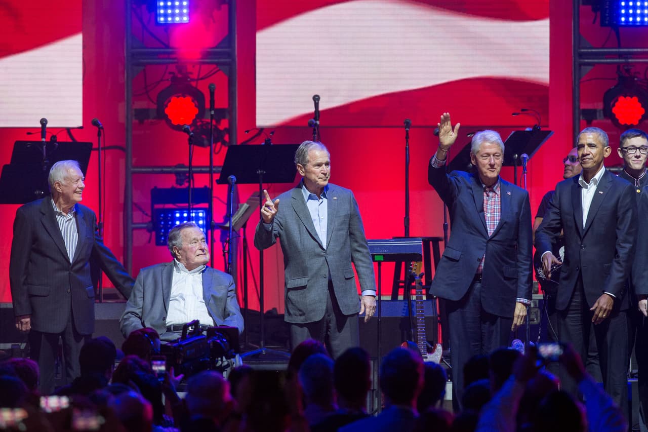 (L-R) Former US Presidents, Jimmy Carter, George H. W. Bush, George W. Bush, Bill Clinton and Barack Obama attend the Hurricane Relief concert in College Station, Texas, on October 21, 2017. / AFP PHOTO / JIM CHAPIN (Photo credit should read JIM CHAPIN/AFP/Getty Images)
