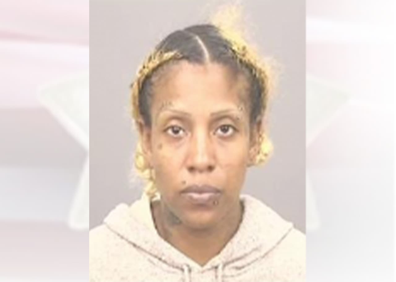 Nombre: Denylia Jeff
<br>Fecha de Nacimiento: 11/2/1987
<br>Orden de arresto: #20000579